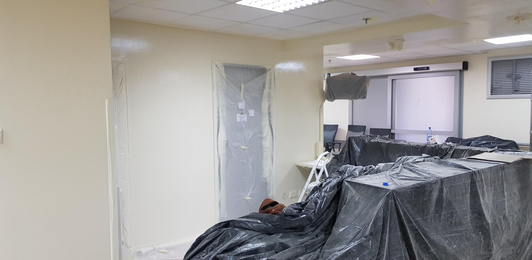 Tuż po malowaniu natryskowym w szpitalu CKD w Łodzi Malowanie natryskowe, prace malarskie wykonane w szpitalu CKD w Łodzi.