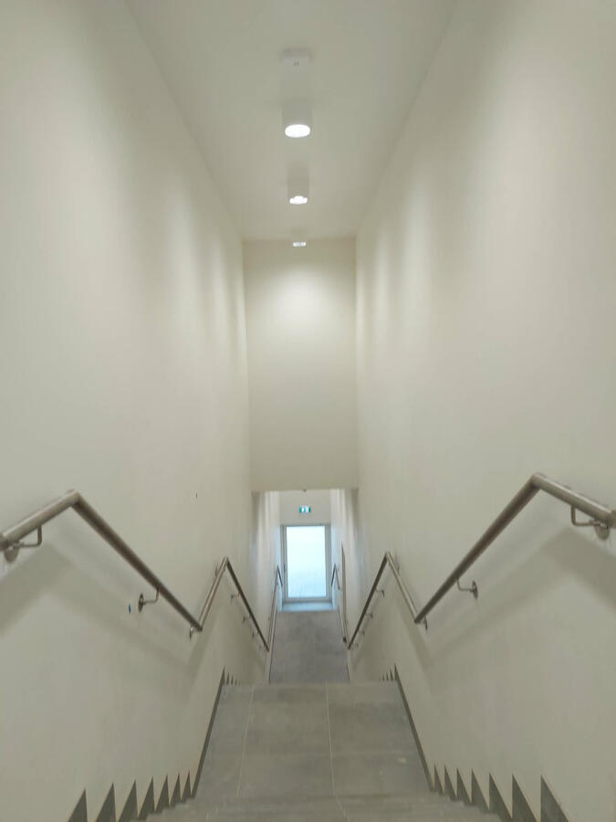 Malowanie natryskowe klatki schodowej firmy produkcyjnej, Kutno Malowanie natryskowe ścian i sufitów klatki schodowej w firmie produkcyjnej w Kutnie.