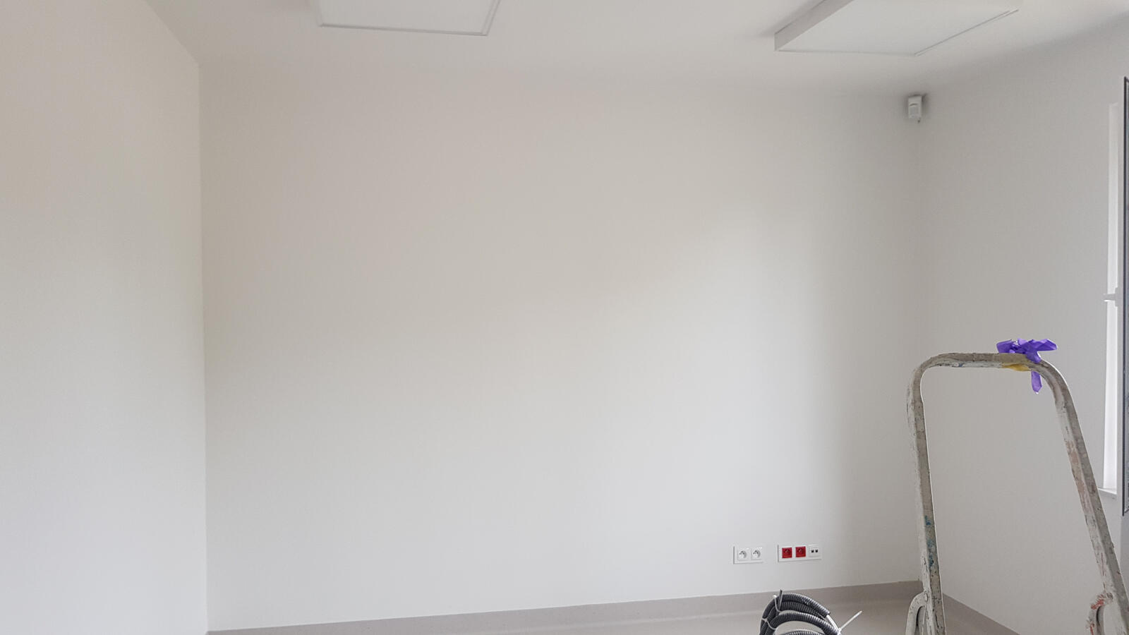 Malowanie, gladzie Wykonaliśmy dwukrotne położenie gładzi na ścianach i sufitach. Dodatkowo malowanie na biało. Malowanie w Łodzi, w szpitalu im. Kopernika